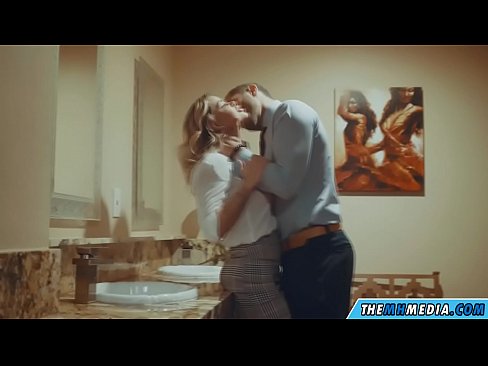 ❤️ Kiam belplena blondulo delogas vin en publika necesejo ❤❌ Rusia porno ĉe ni ☑